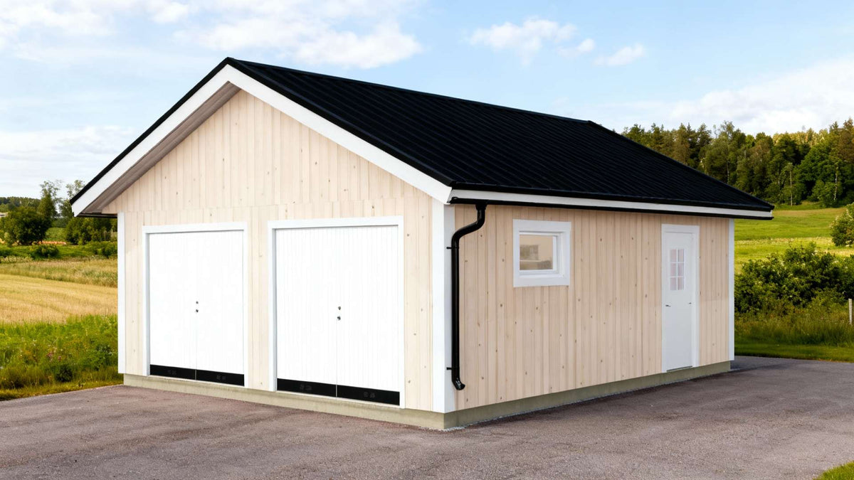 Dubbelgarage med två vita portar, ljusgrå fasad och svart tak samt sidodörr