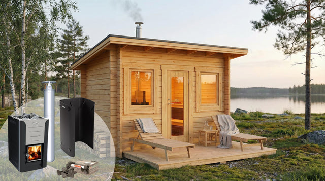 Bastu med ljus träpanel, två fönster och svart kamin med skorstensrör