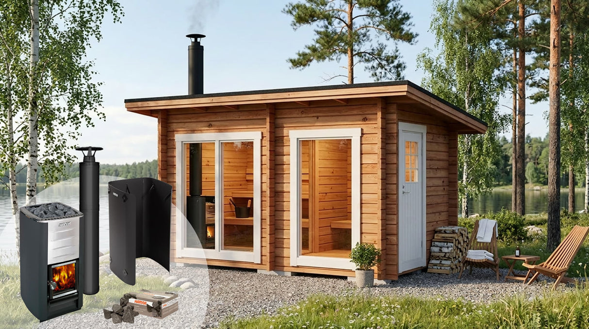 Bastustuga i trä med fönster och kamin med svart skorsten