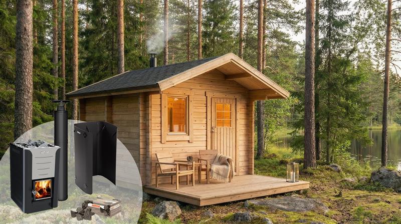 Träbastustuga med svart kamin, skorsten och fönster på gavel