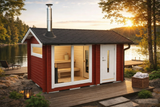 Trädgårdsstuga med veranda, röd fasad, vit dörr och svart tak samt skorsten.