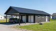 Dubbelgarage med carport, grå fasad och tak av plåt samt öppna vagnportar