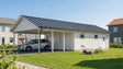 Dubbelgarage med carport med ljus fasad, dubbla portar och öppet sidoparti på stolpar.