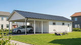 Dubbelgarage med carport med ljus fasad, dubbla portar och öppet sidoparti på stolpar.