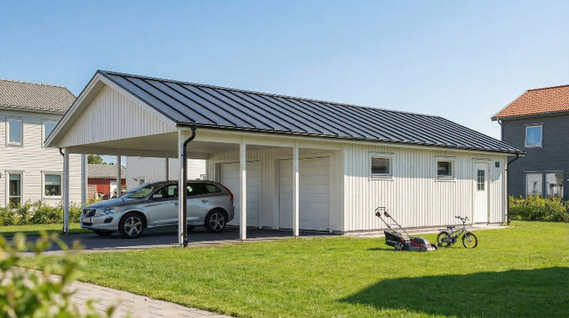 Dubbelgarage med carport med ljus fasad, dubbla portar och öppet sidoparti på stolpar.
