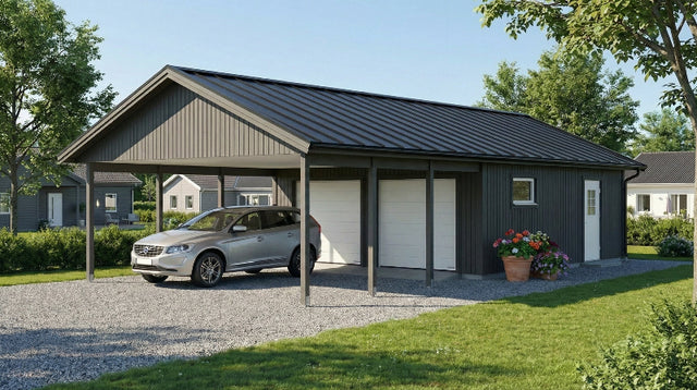 Dubbelgarage med carport, mörkt tak och ljusa fasadskivor, två stora portar och fönster