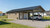 Enkelgarage med carport, ljus träpanel, sadeltak och öppna carportstolpar