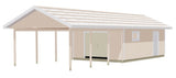 Garage med carport, ljus träpanel, sadeltak och takutsprång med stolpar