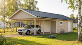 Fristående garage med carport, ljus träpanel och mörkt tak, två pelarrader