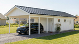 Garage med carport i ljus panel, mörkt sadeltak, öppning med plats för bil.