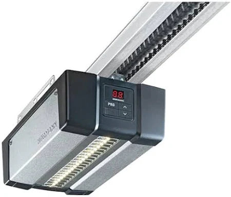 Garageportmotor med styrpanel och digital display samt skena för portöppning