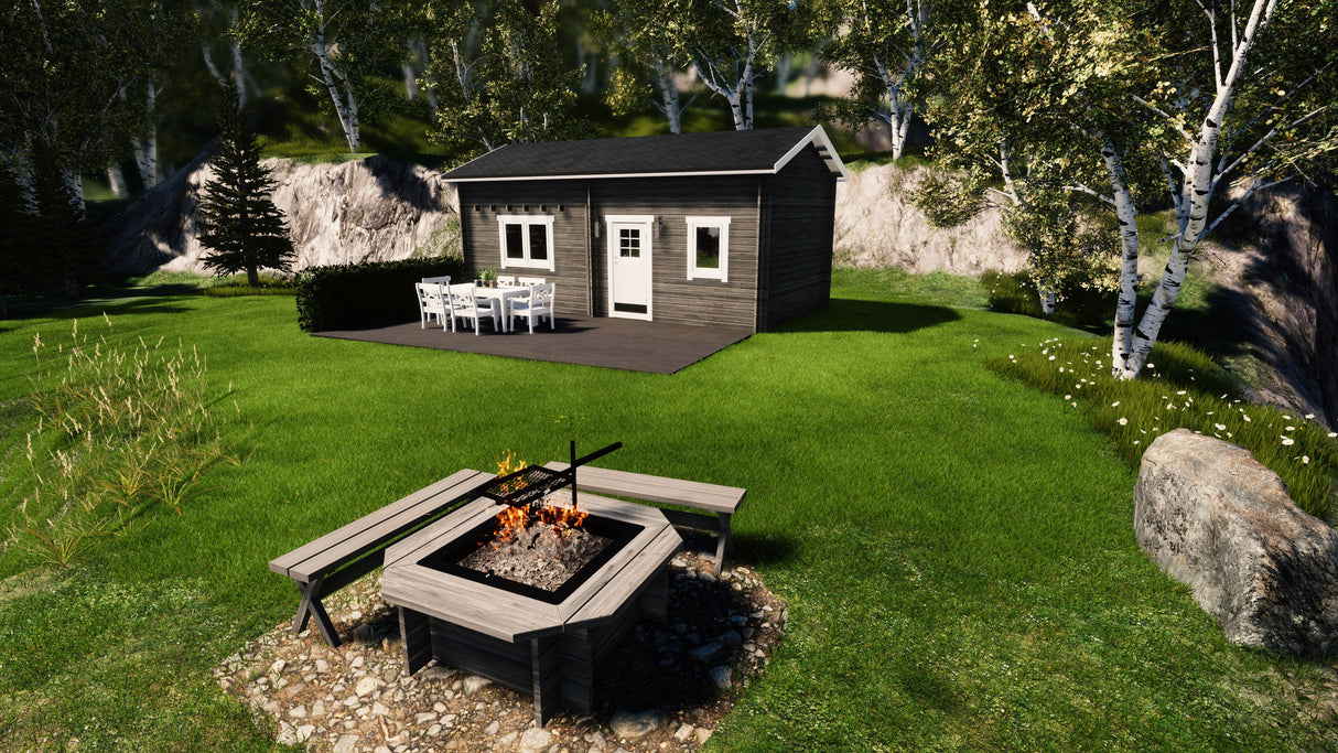 Attefallshus med mörk fasad, vita fönster och trallad uteplats med grill.