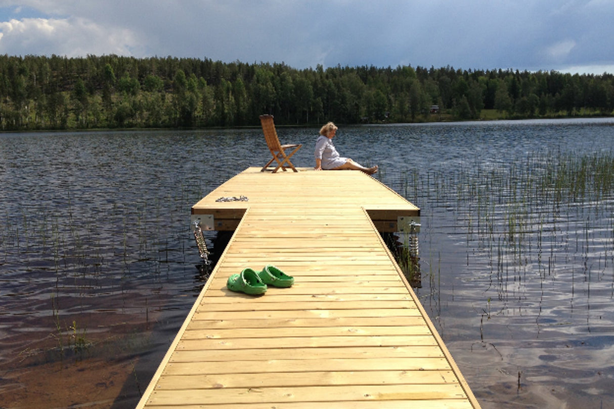 Träbadbrygga med landgång och stående stege, ljusa brädor